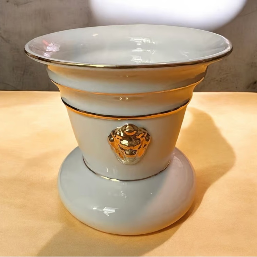 KPM Royal Porcelain 15x13.5 Vase Friesentopf Lion's Head White Gold